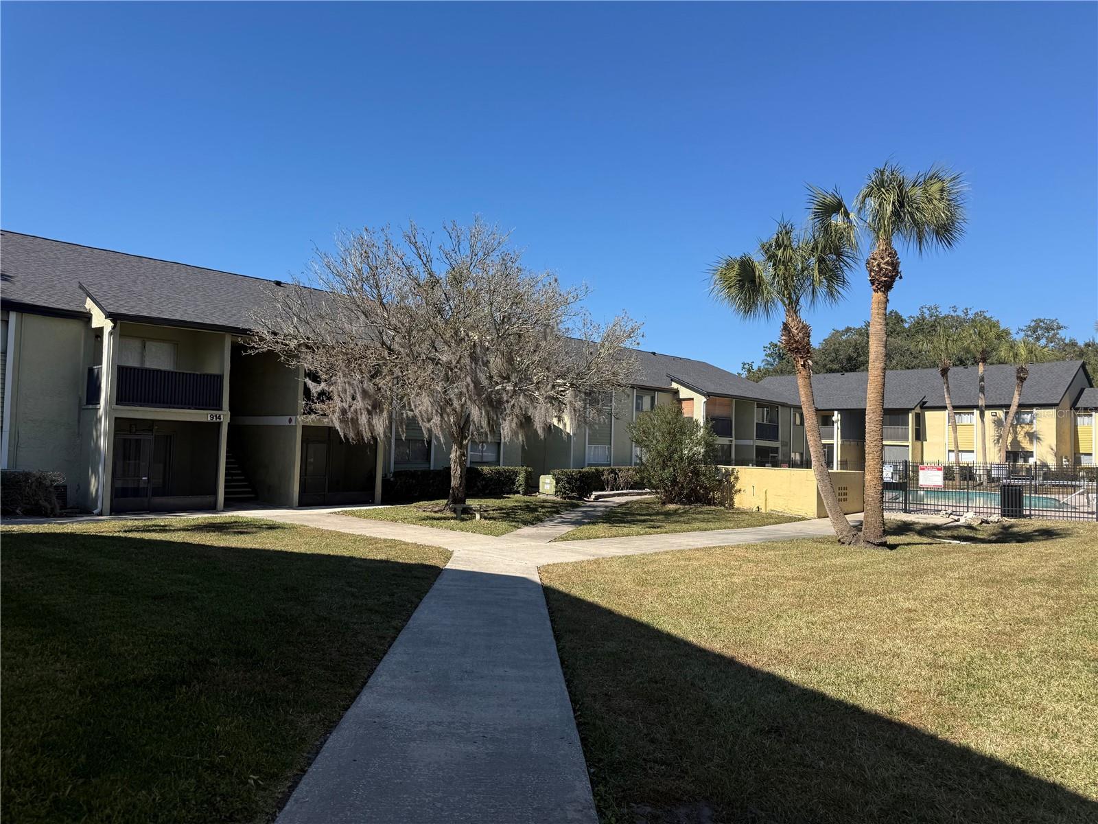 Image 4 of 27 For 914 Lake Destiny Road F