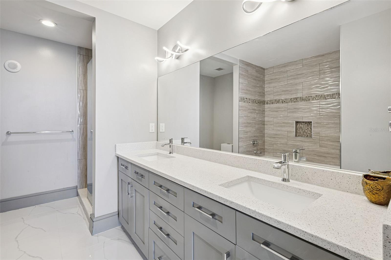 Image 26 of 89 For 150 Robinson Street 1612