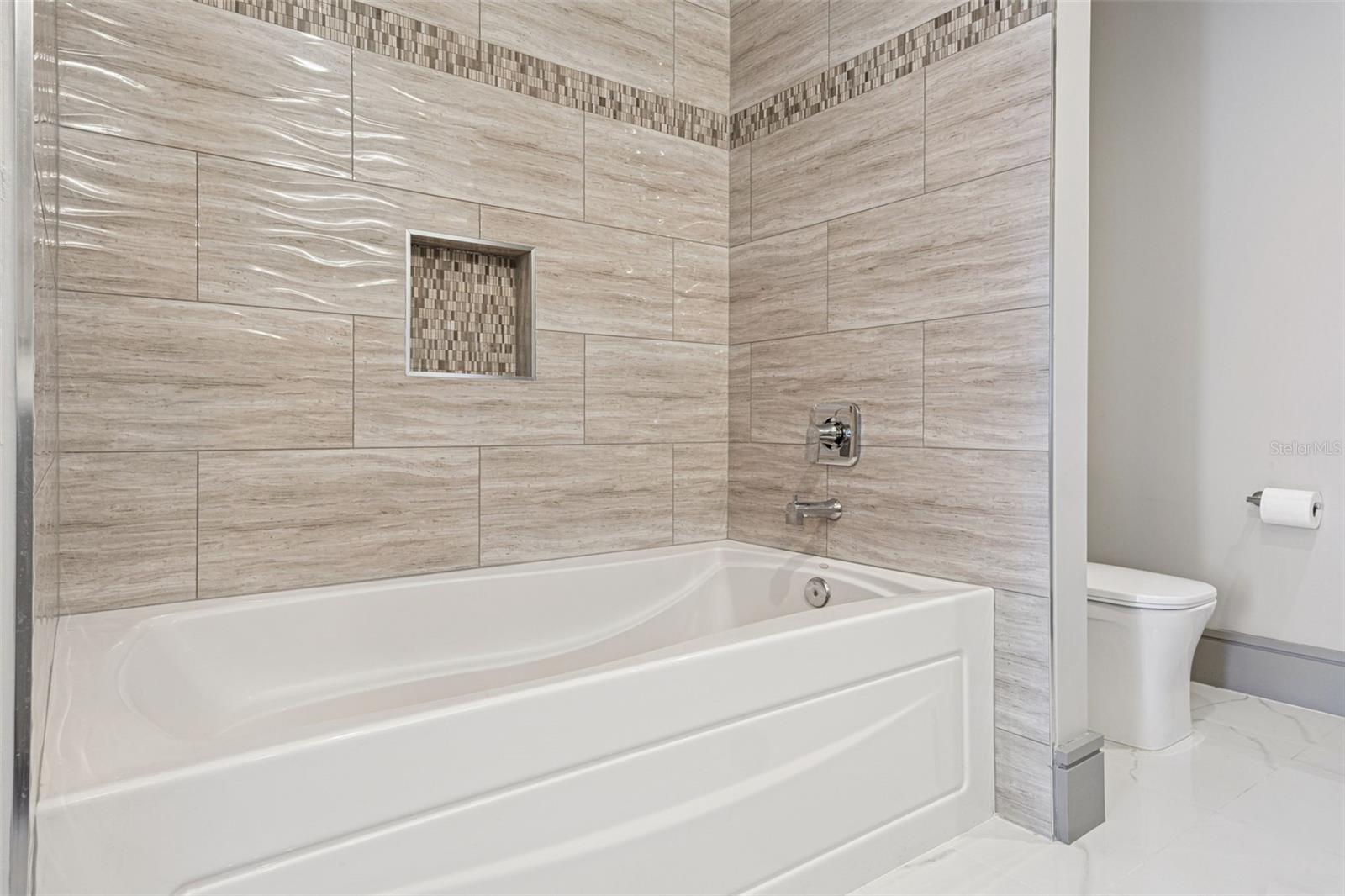 Image 28 of 89 For 150 Robinson Street 1612