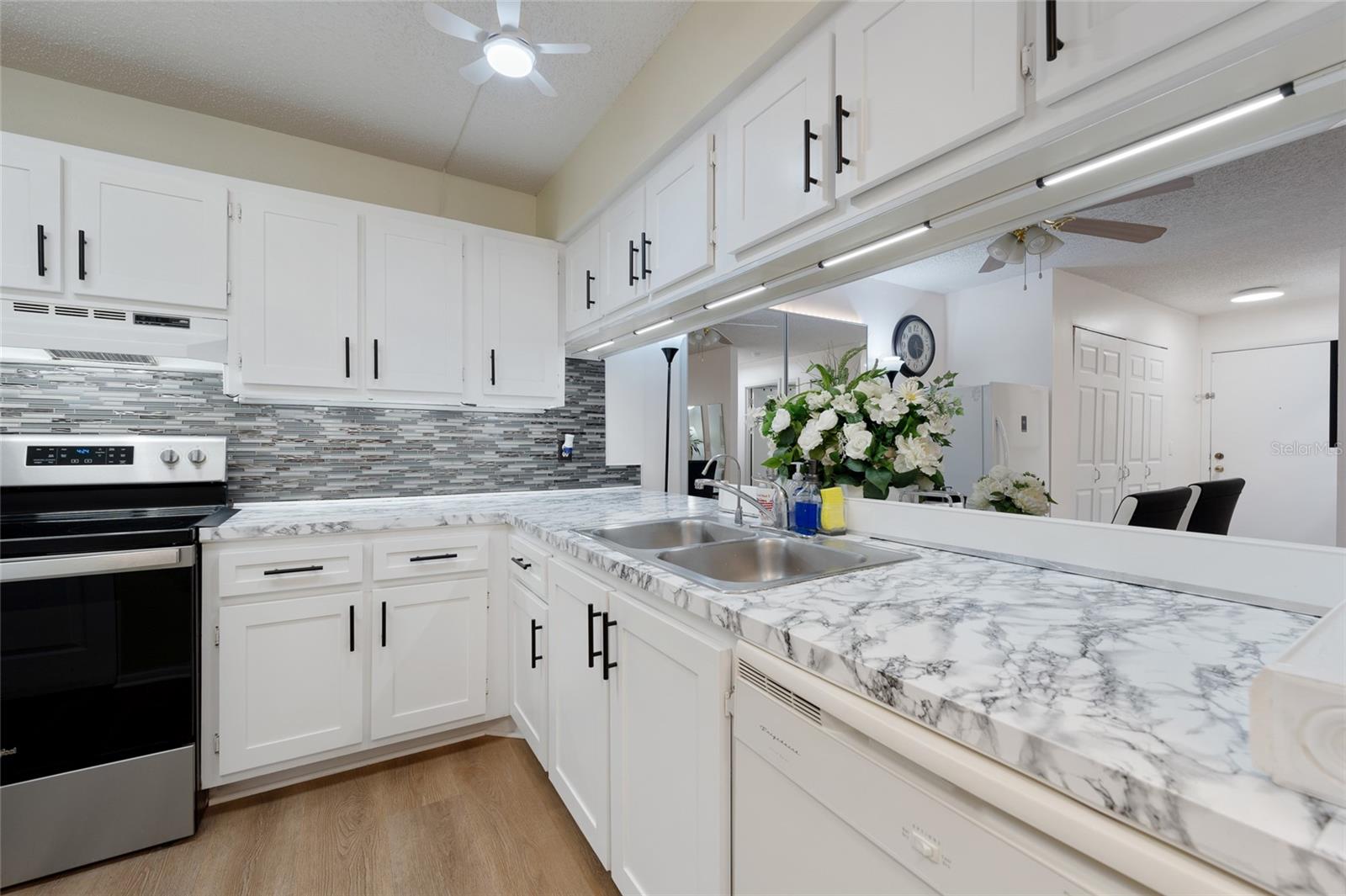 Image 12 of 27 For 652 Kenwick Circle 105