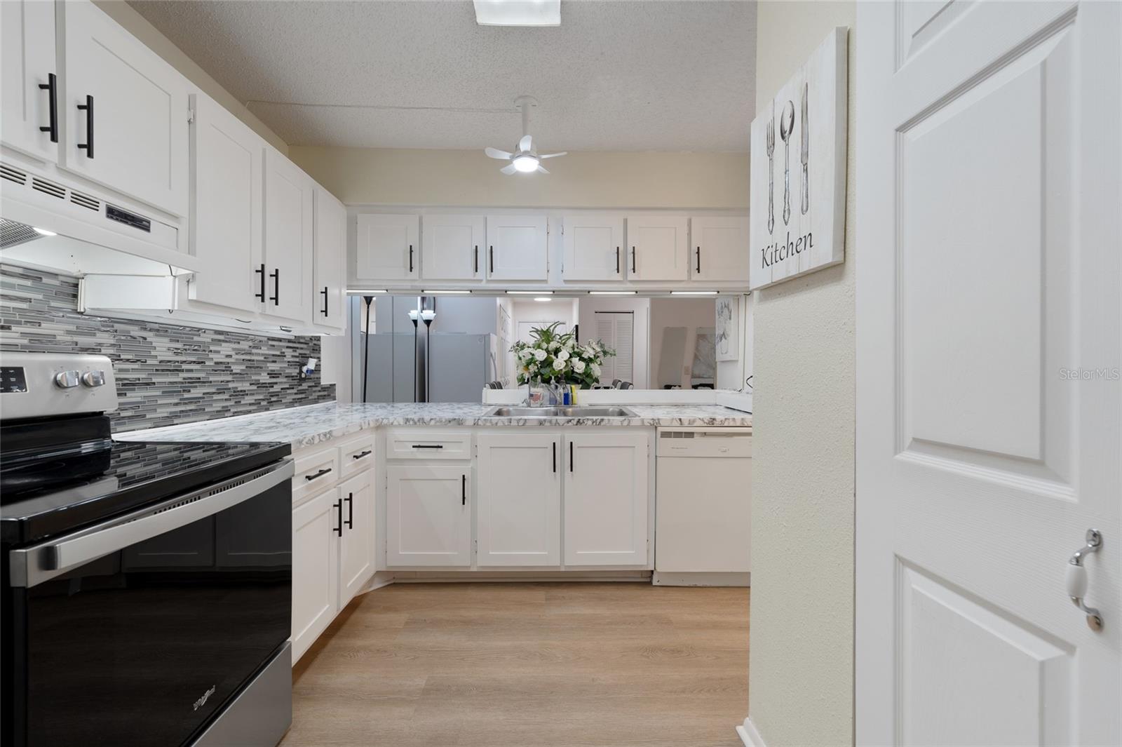 Image 13 of 27 For 652 Kenwick Circle 105