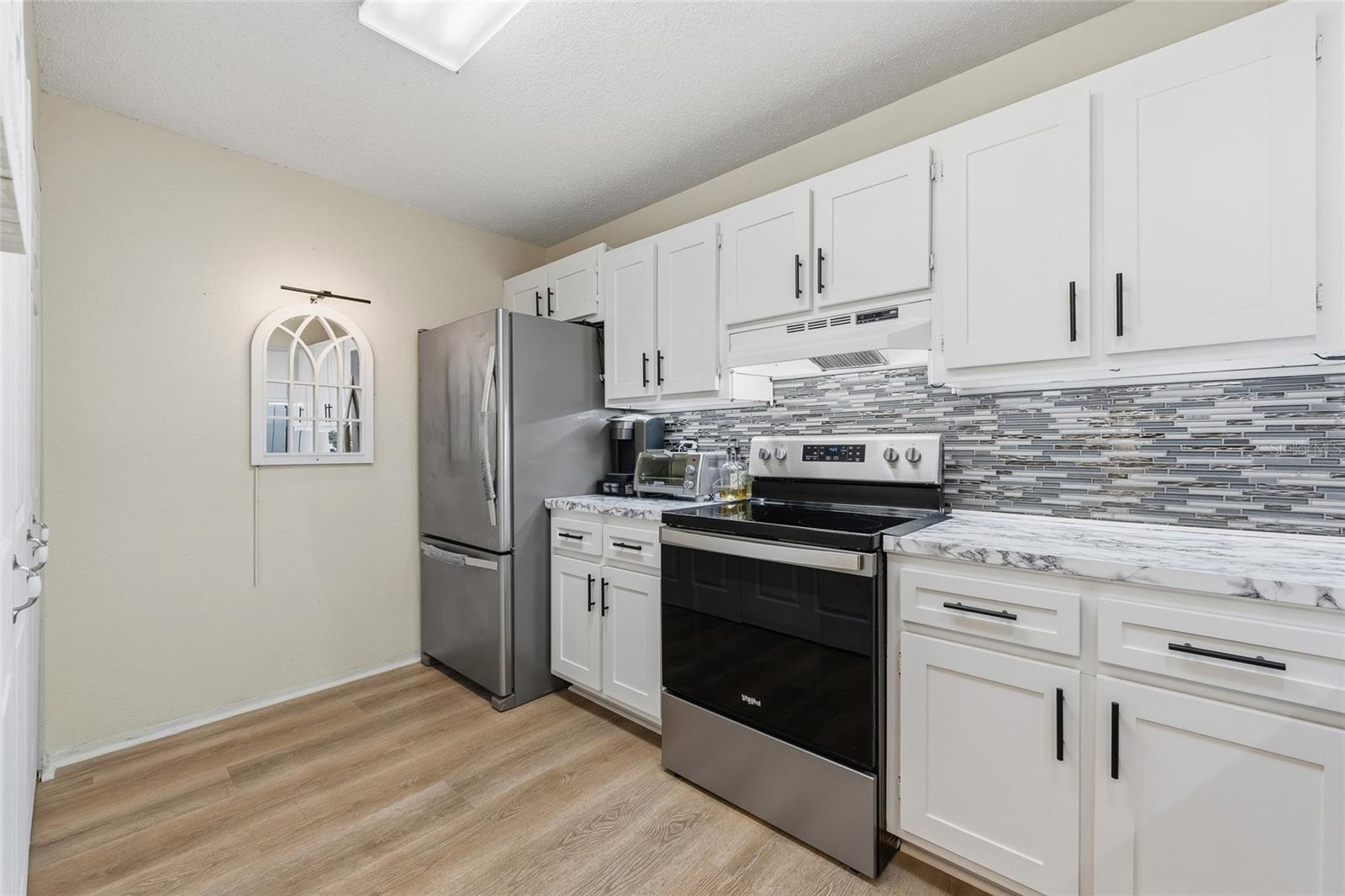 Image 14 of 27 For 652 Kenwick Circle 105