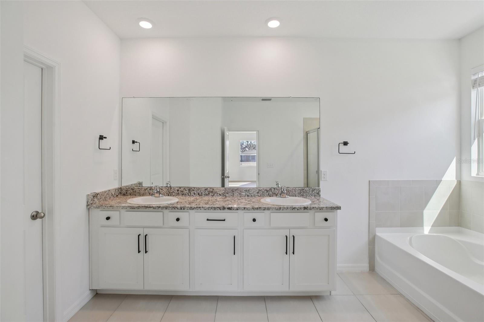 Image 38 of 67 For 10747 Laxer Cay Loop