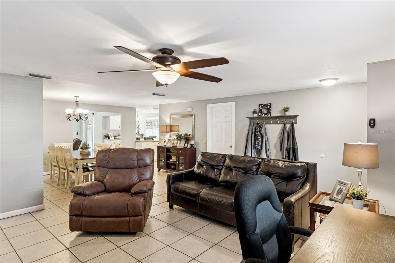 Image 12 of 34 For 516 Pineview Street