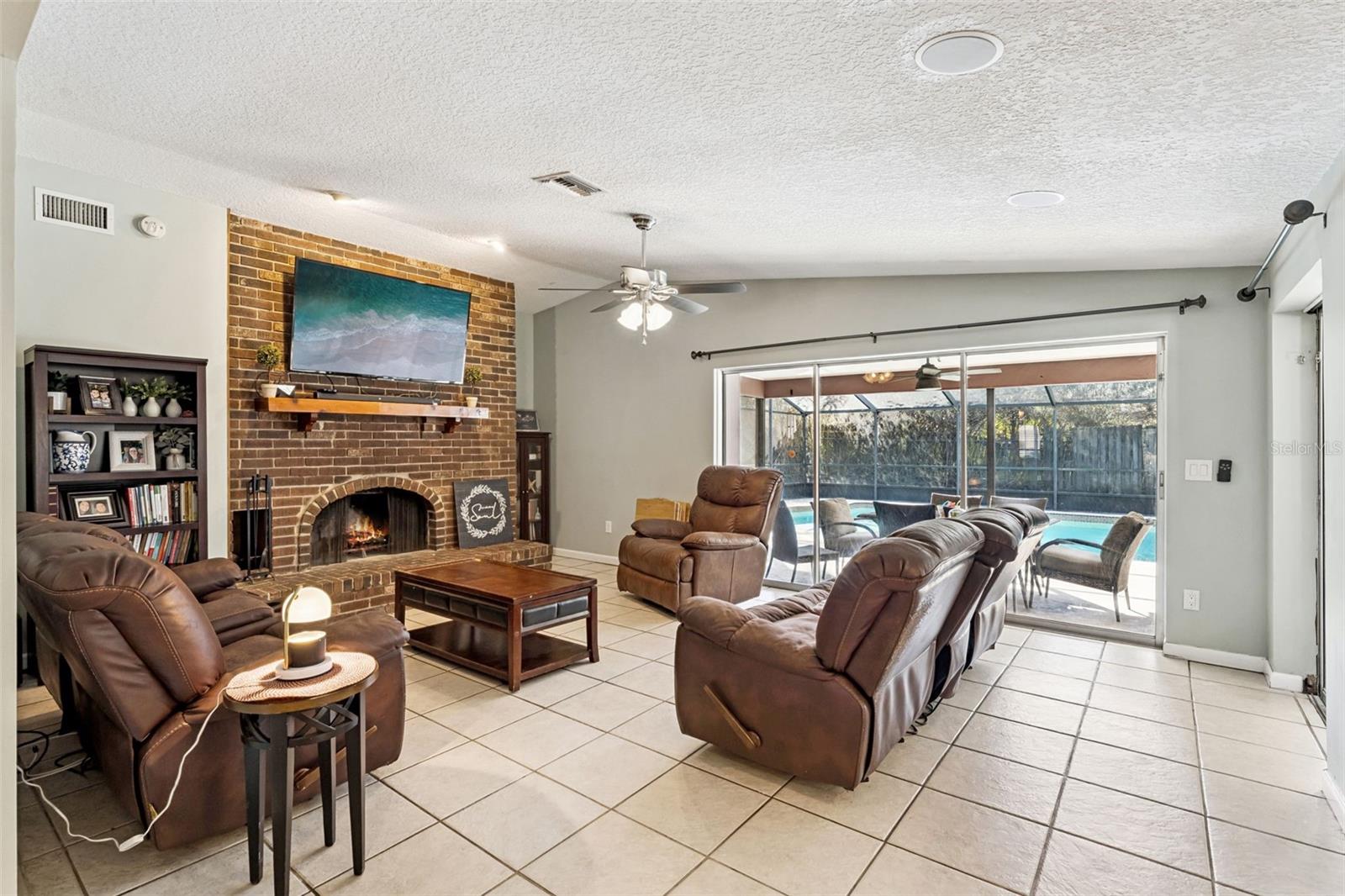 Image 14 of 34 For 516 Pineview Street