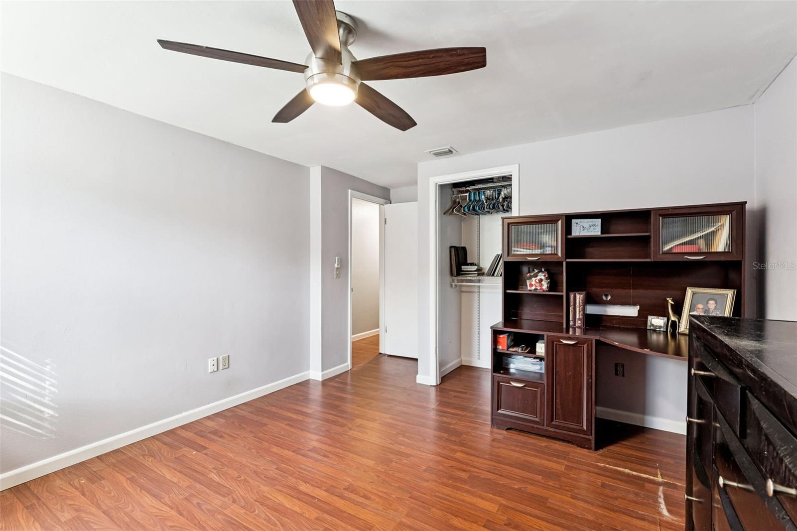 Image 23 of 34 For 516 Pineview Street