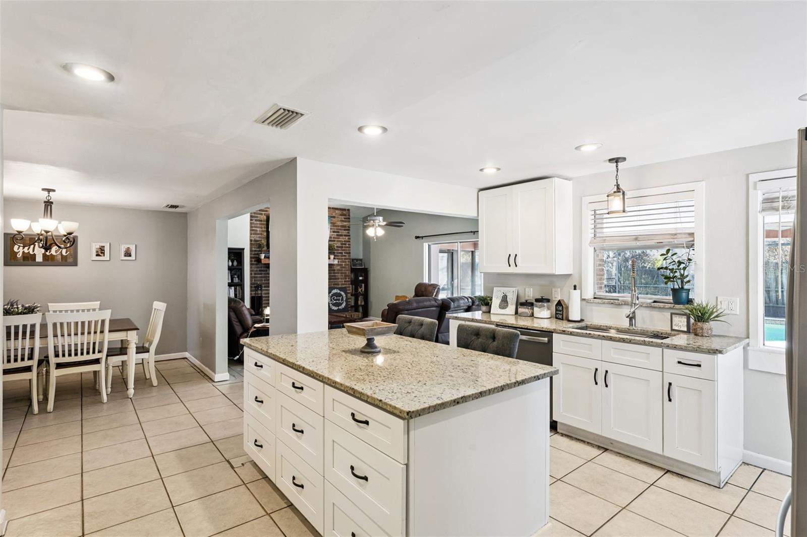 Image 7 of 34 For 516 Pineview Street