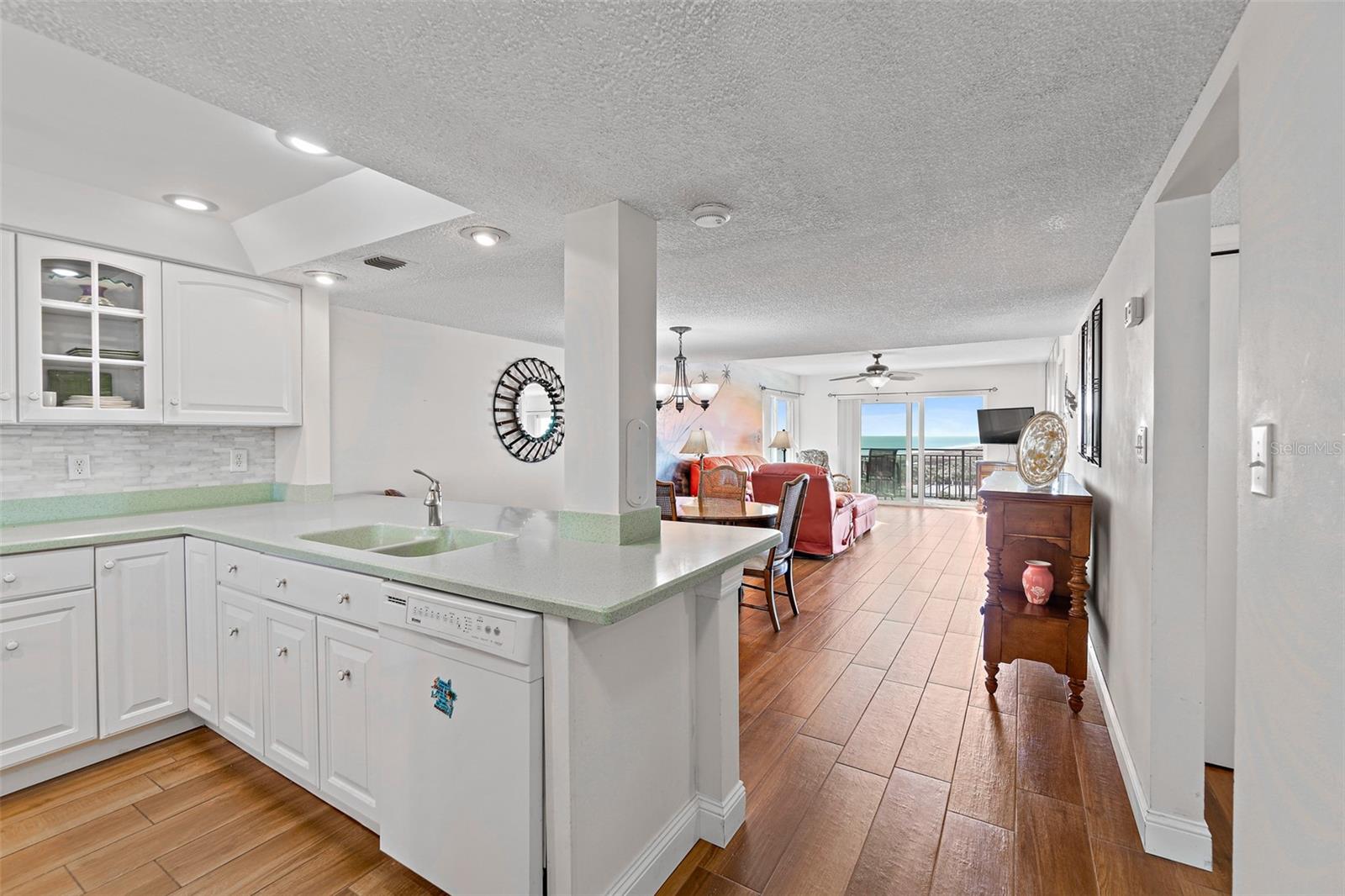 Image 6 of 44 For 3060 Atlantic Avenue 708