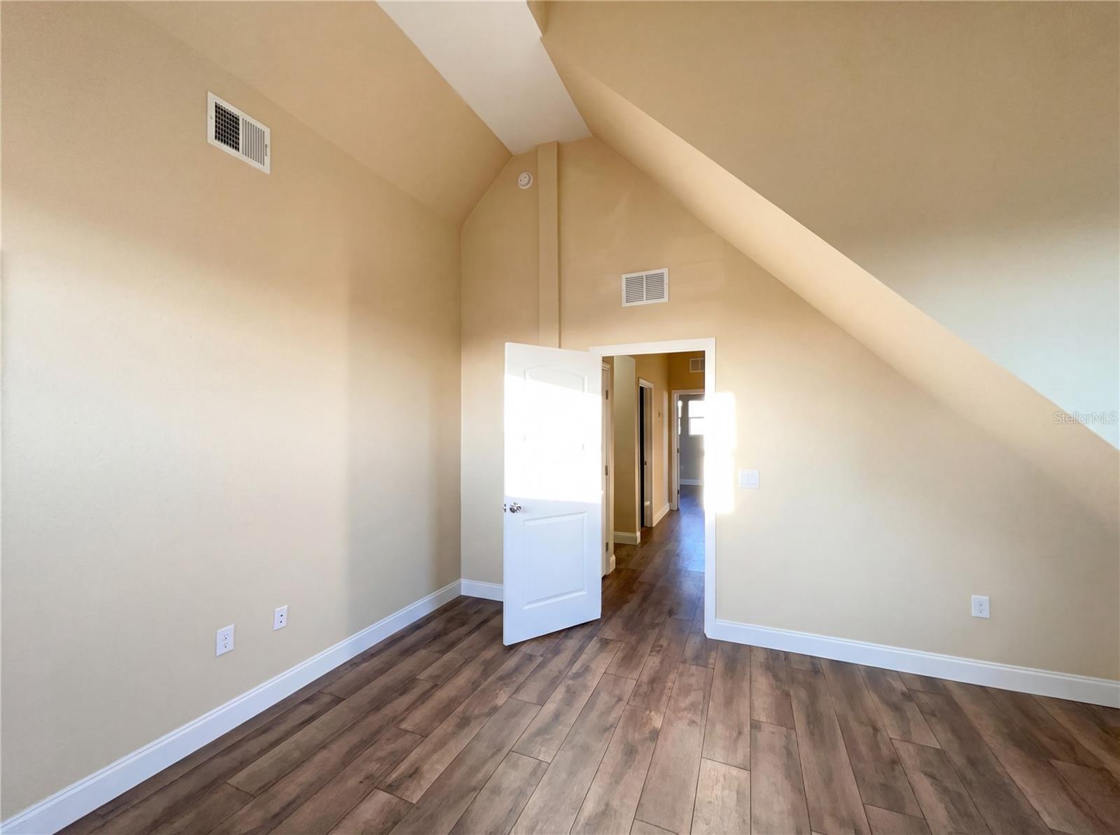 Image 16 of 21 For 546 Gifford Court