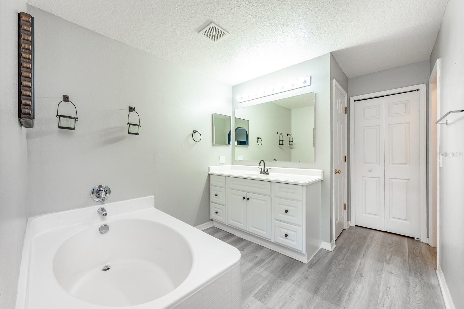 Image 17 of 41 For 1930 Corner Glen Drive