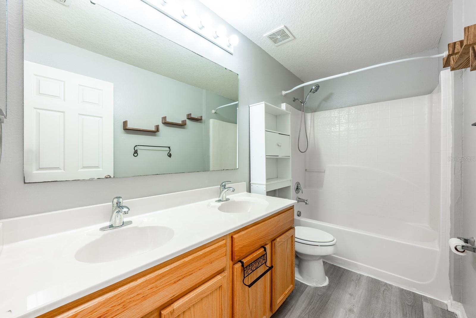 Image 23 of 41 For 1930 Corner Glen Drive