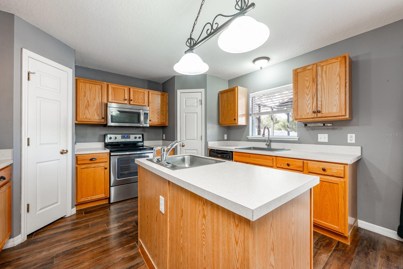 Image 8 of 41 For 1930 Corner Glen Drive