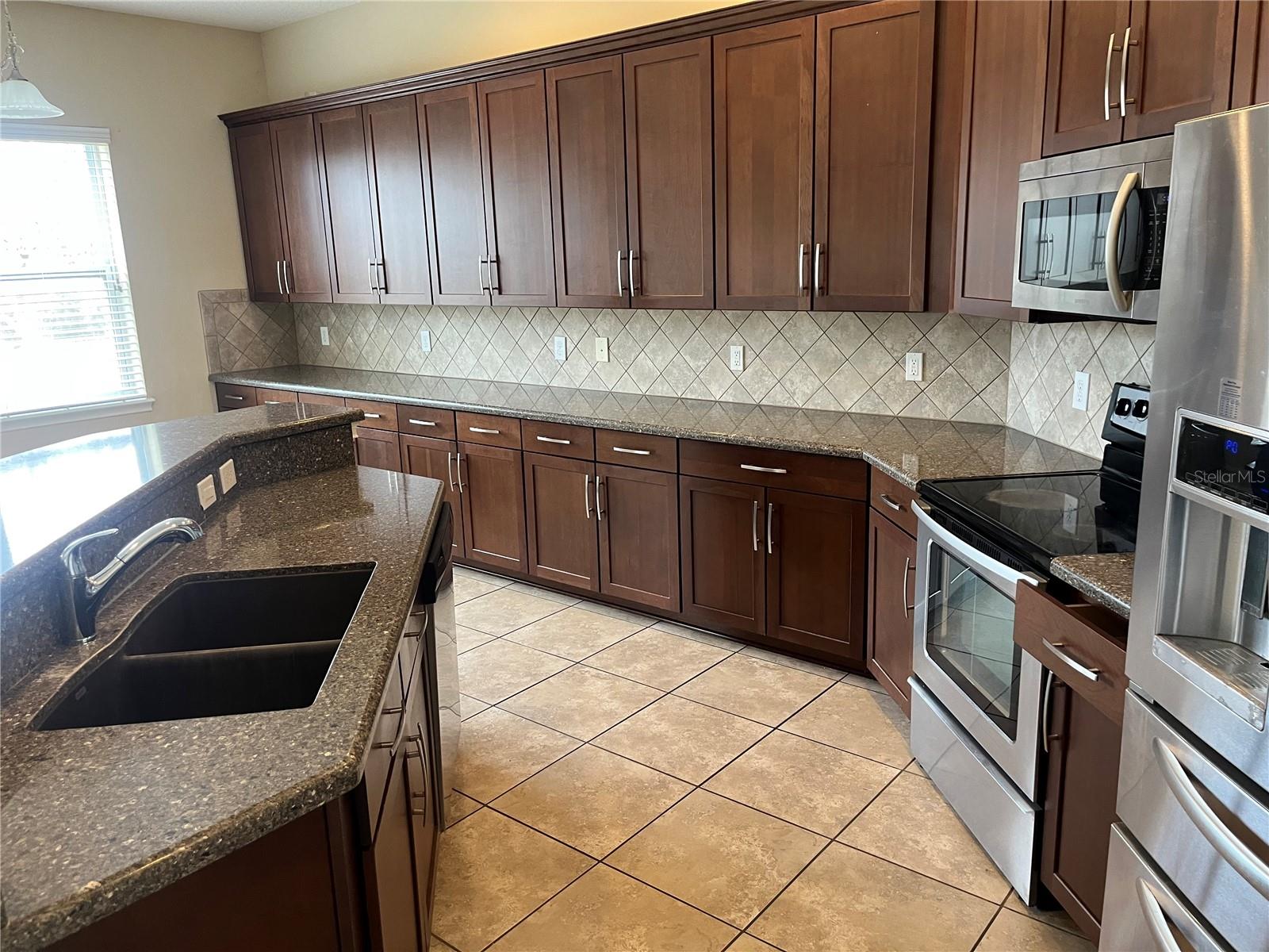 Image 4 of 18 For 228 Westyn Bay Boulevard