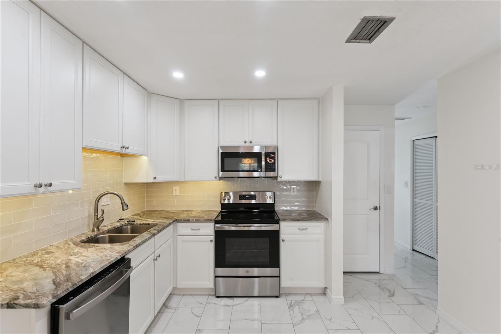 Image 10 of 28 For 602 Villa Circle 543