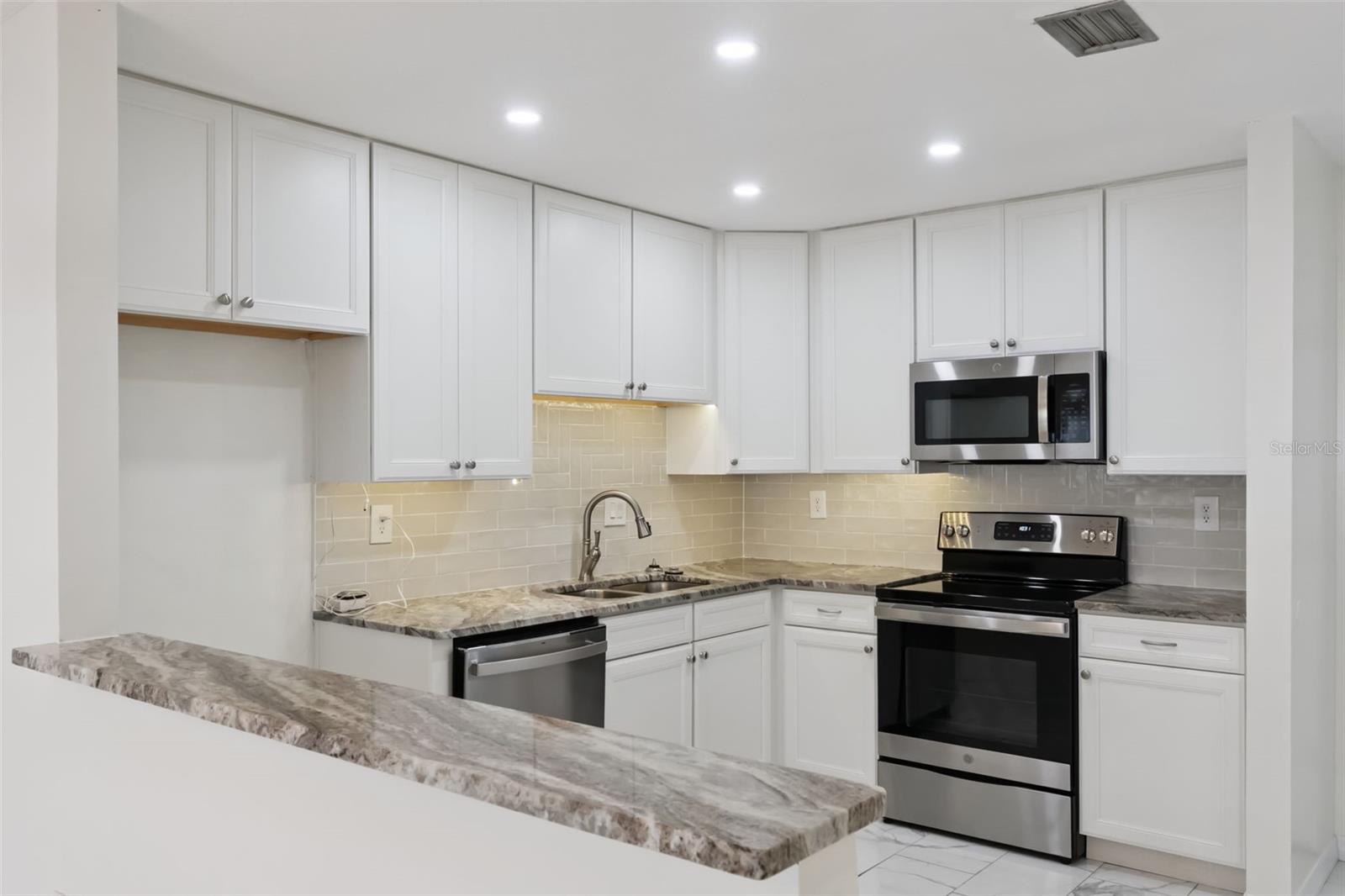 Image 11 of 28 For 602 Villa Circle 543