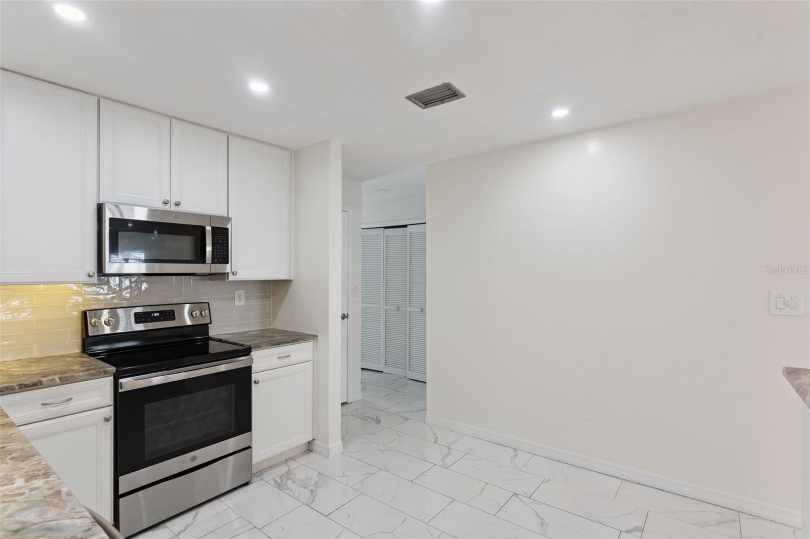 Image 9 of 28 For 602 Villa Circle 543