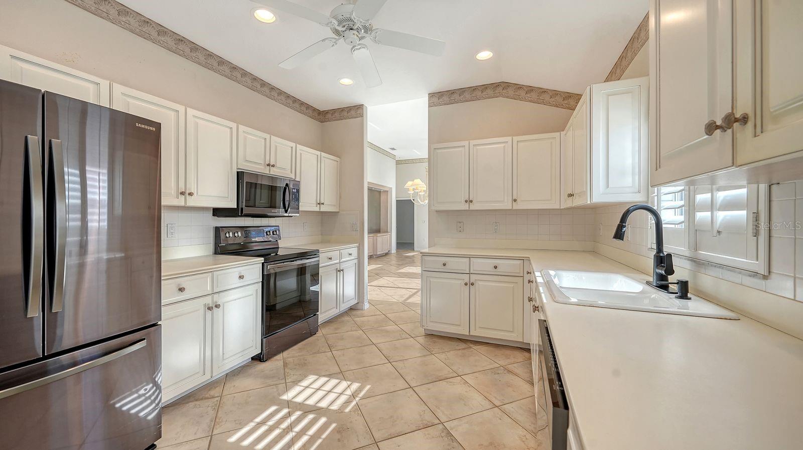 Image 11 of 42 For 3822 Alamanda Drive