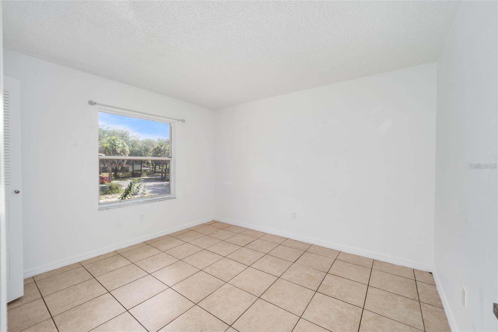 Image 18 of 27 For 8202 Fairways Circle B202