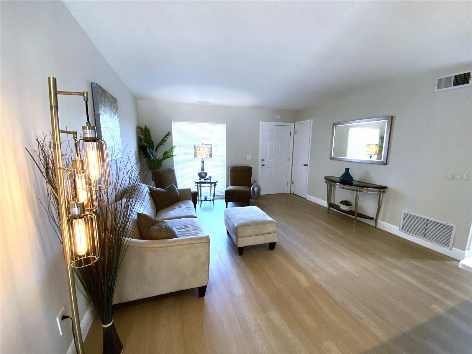 Listing photo id 2 for 2635 Kerwood Circle