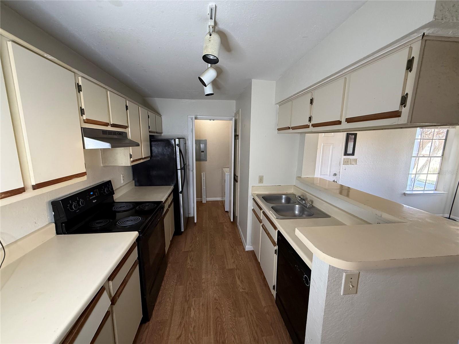 Image 7 of 24 For 5500 Devonbriar Way 104