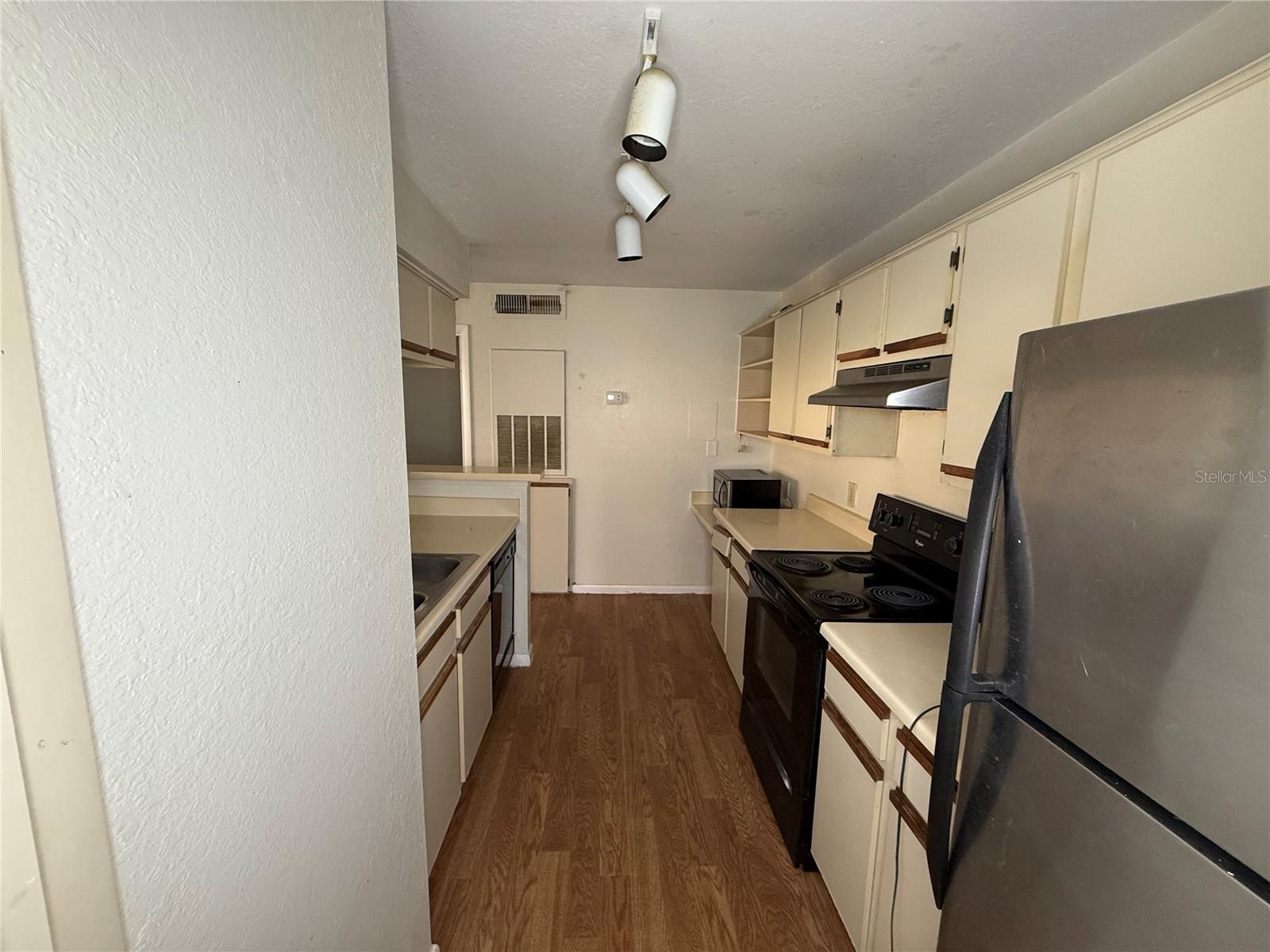 Image 9 of 24 For 5500 Devonbriar Way 104