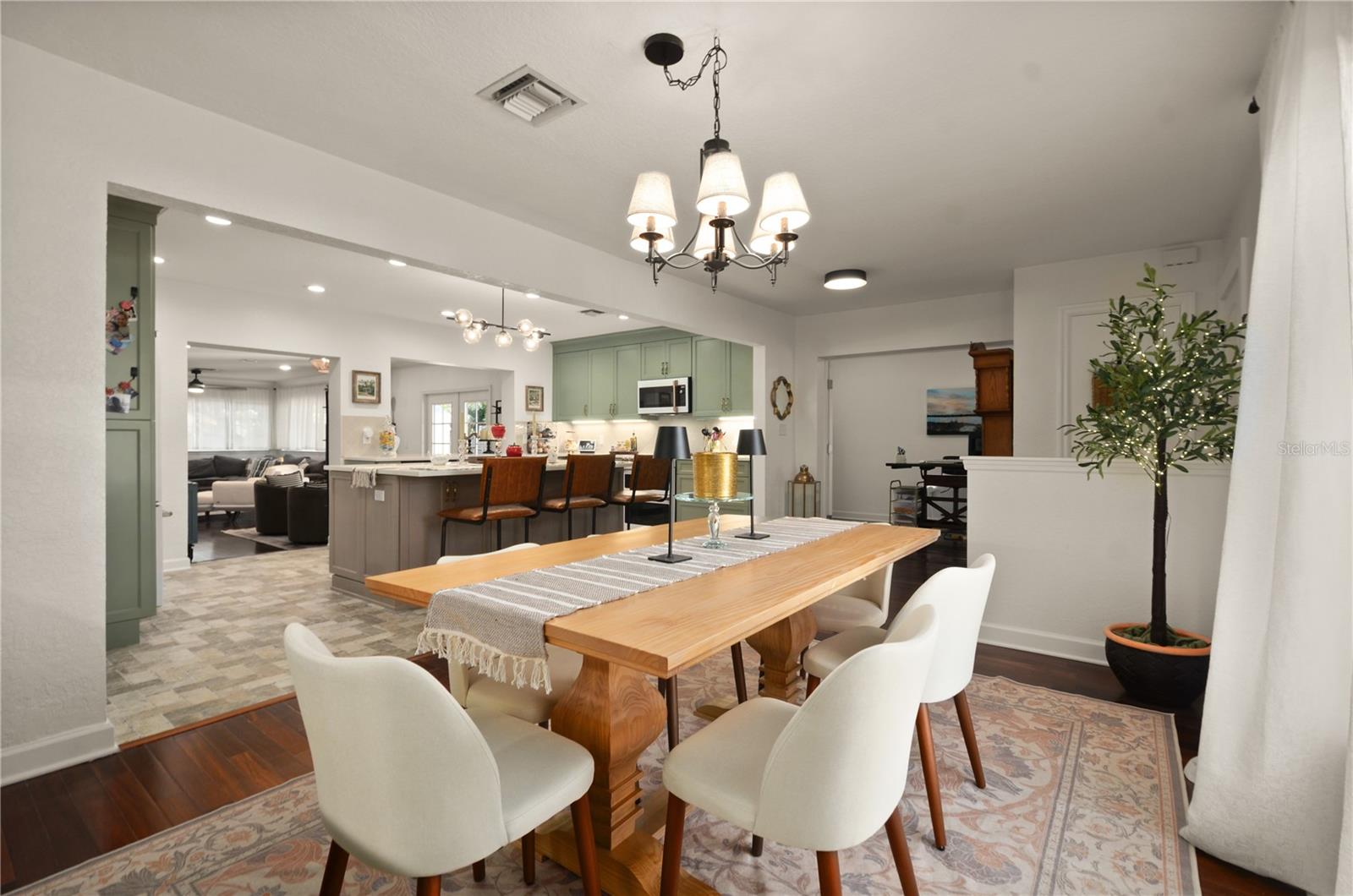 Image 4 of 32 For 1304 Golfview Street