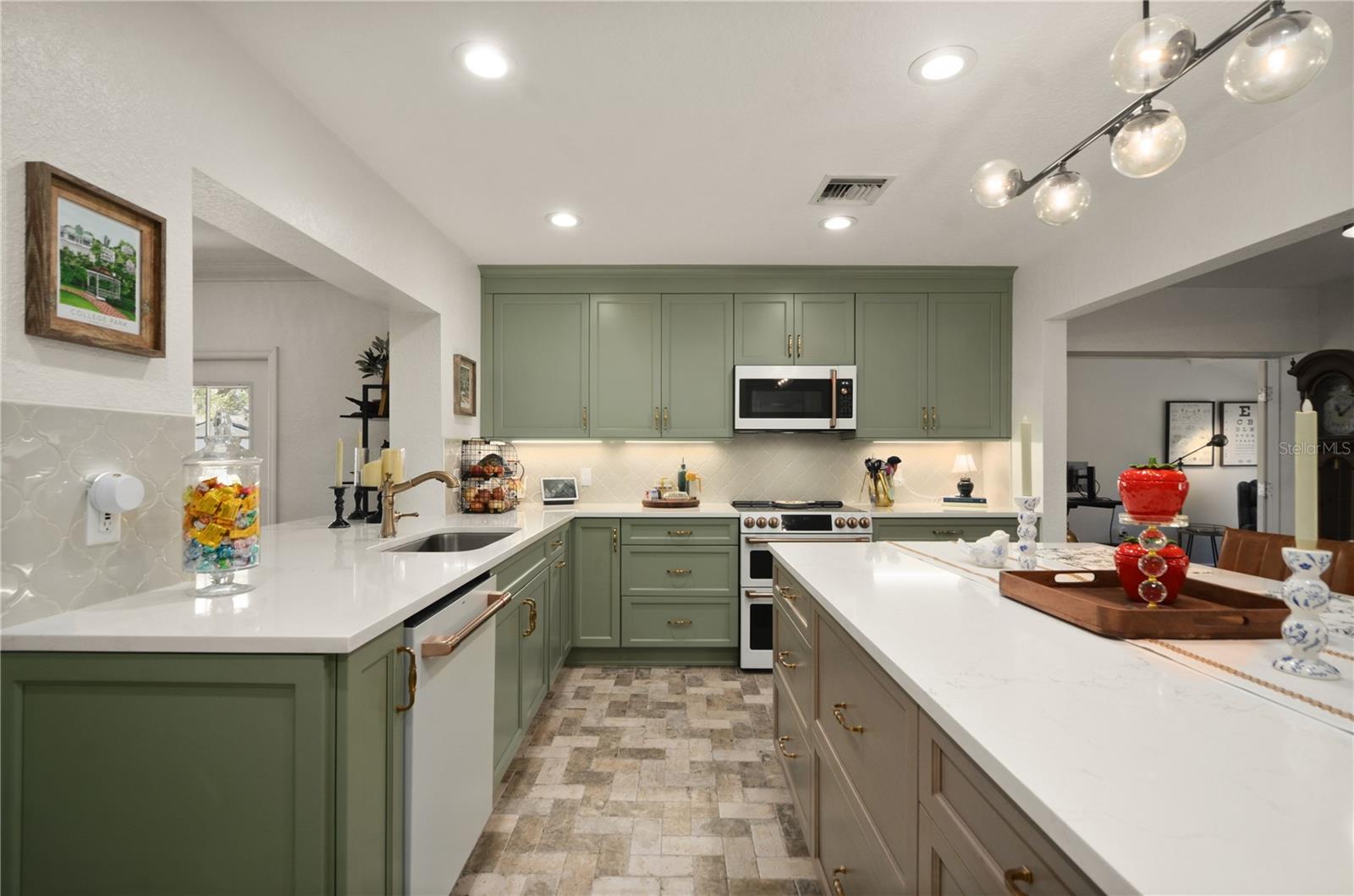 Image 7 of 32 For 1304 Golfview Street