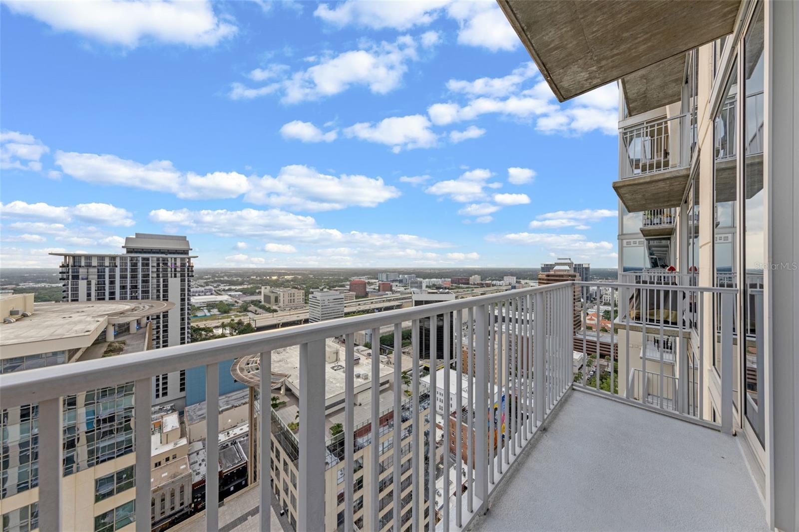 Image 16 of 39 For 155 Court Avenue 2710