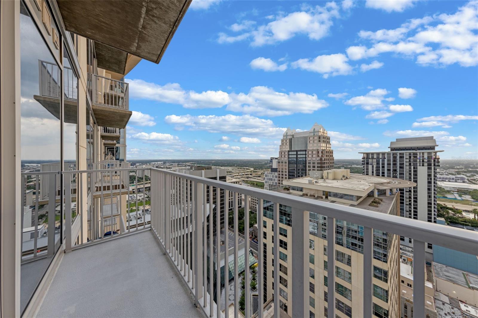 Image 17 of 39 For 155 Court Avenue 2710