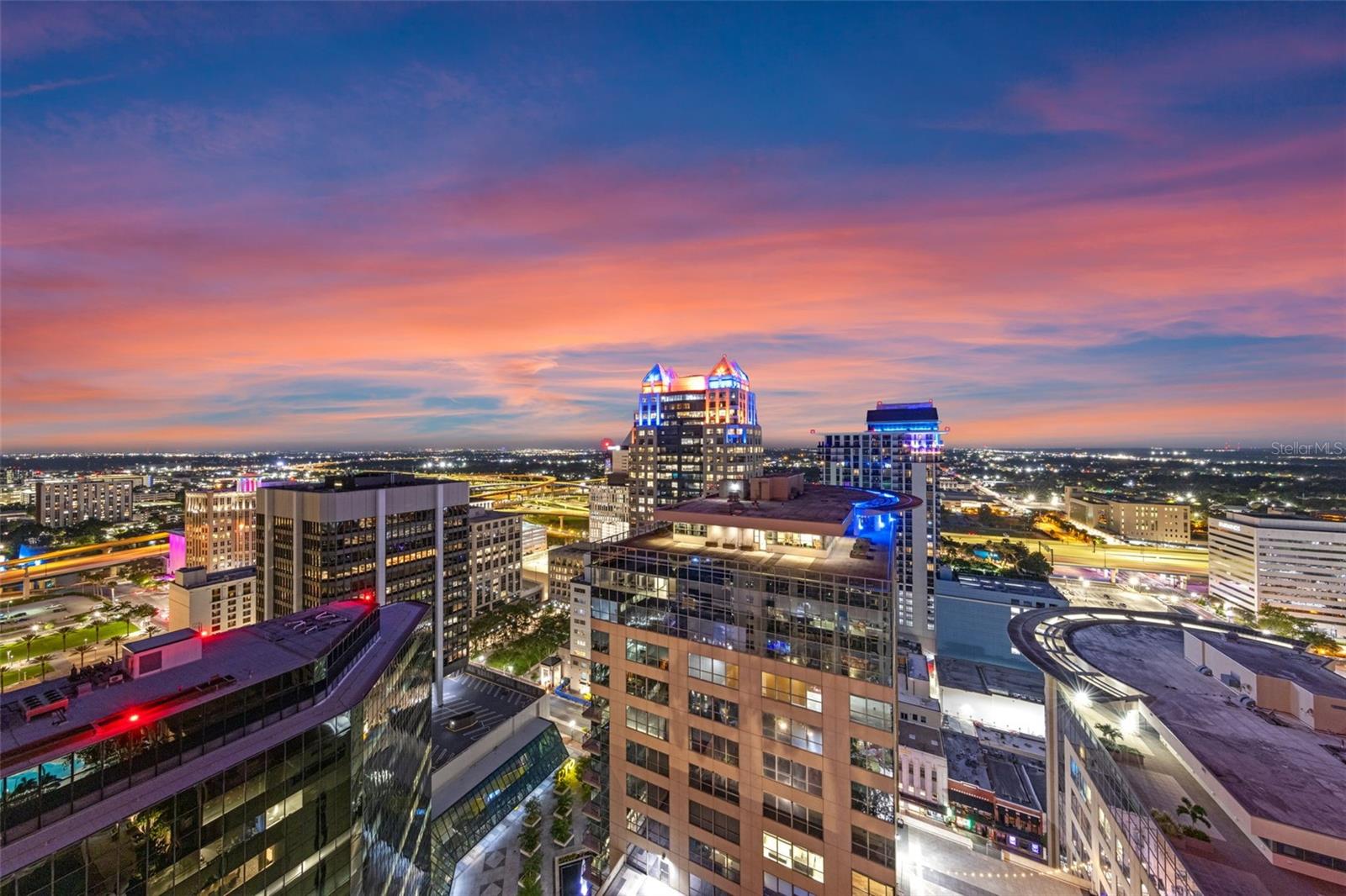 Image 18 of 39 For 155 Court Avenue 2710