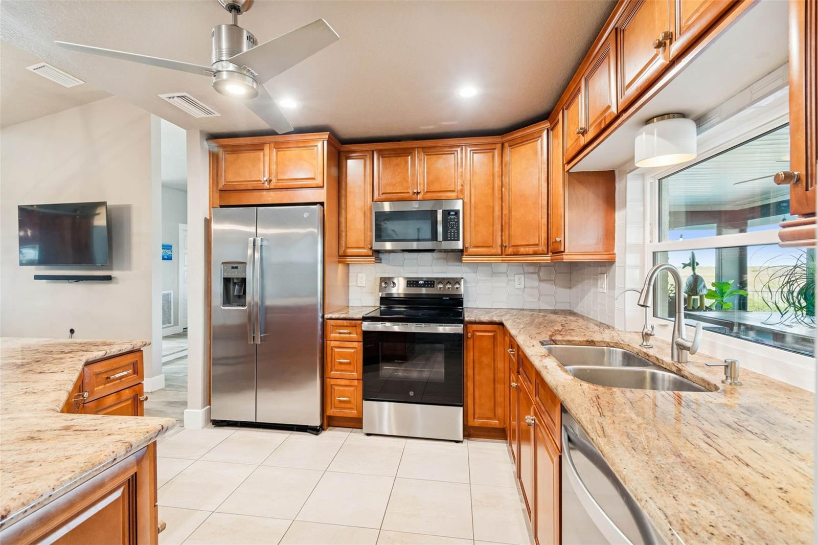 Image 27 of 100 For 15722 Donzi Drive