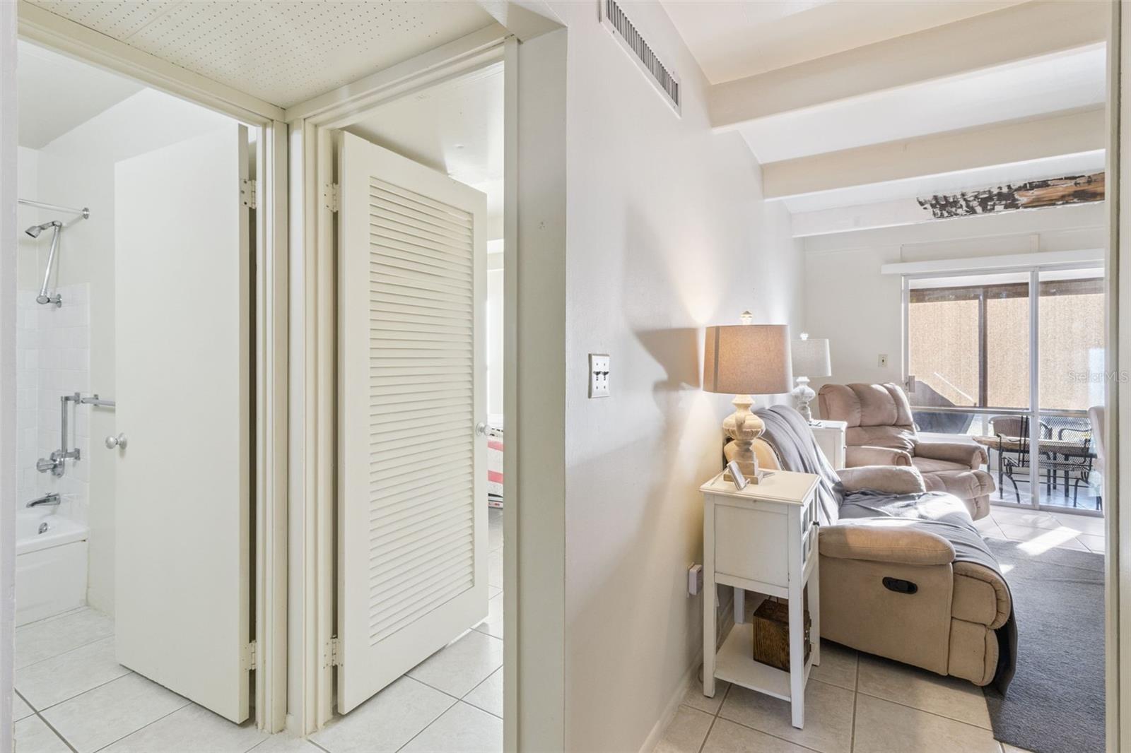 Image 15 of 19 For 3037 Club Cir