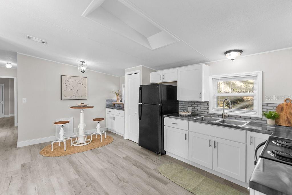 Image 9 of 21 For 18137 Hollister Road