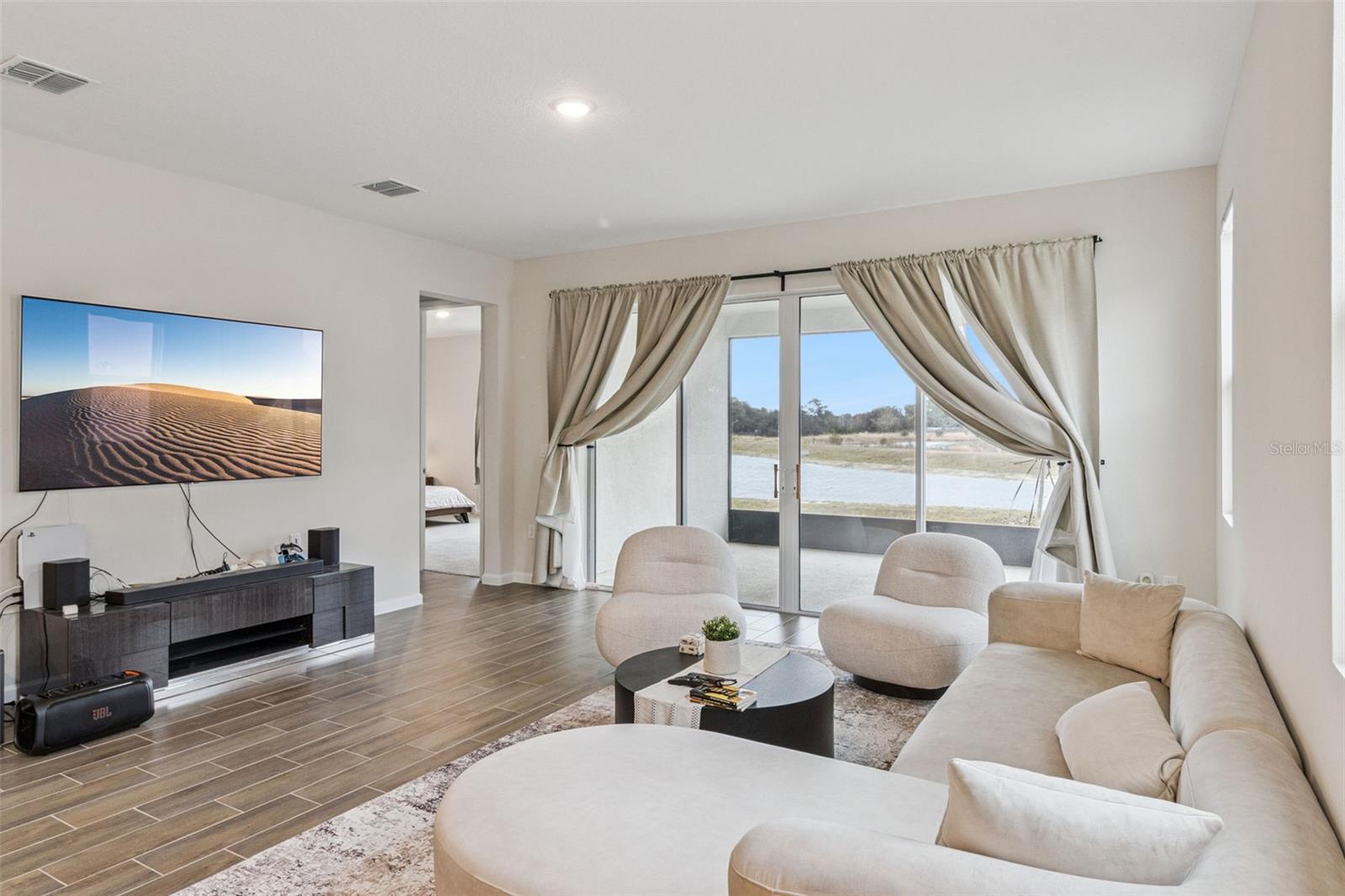 Image 7 of 31 For 654 Heritage Square Drive