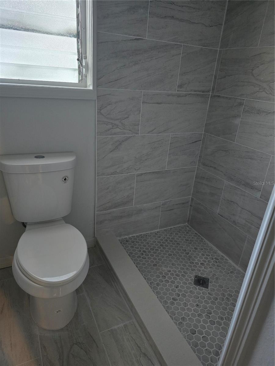 Image 5 of 10 For 610 Avenue A Ne