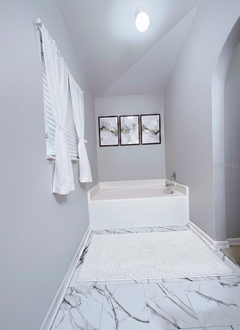 Image 18 of 27 For 5764 Royal Hills Circle