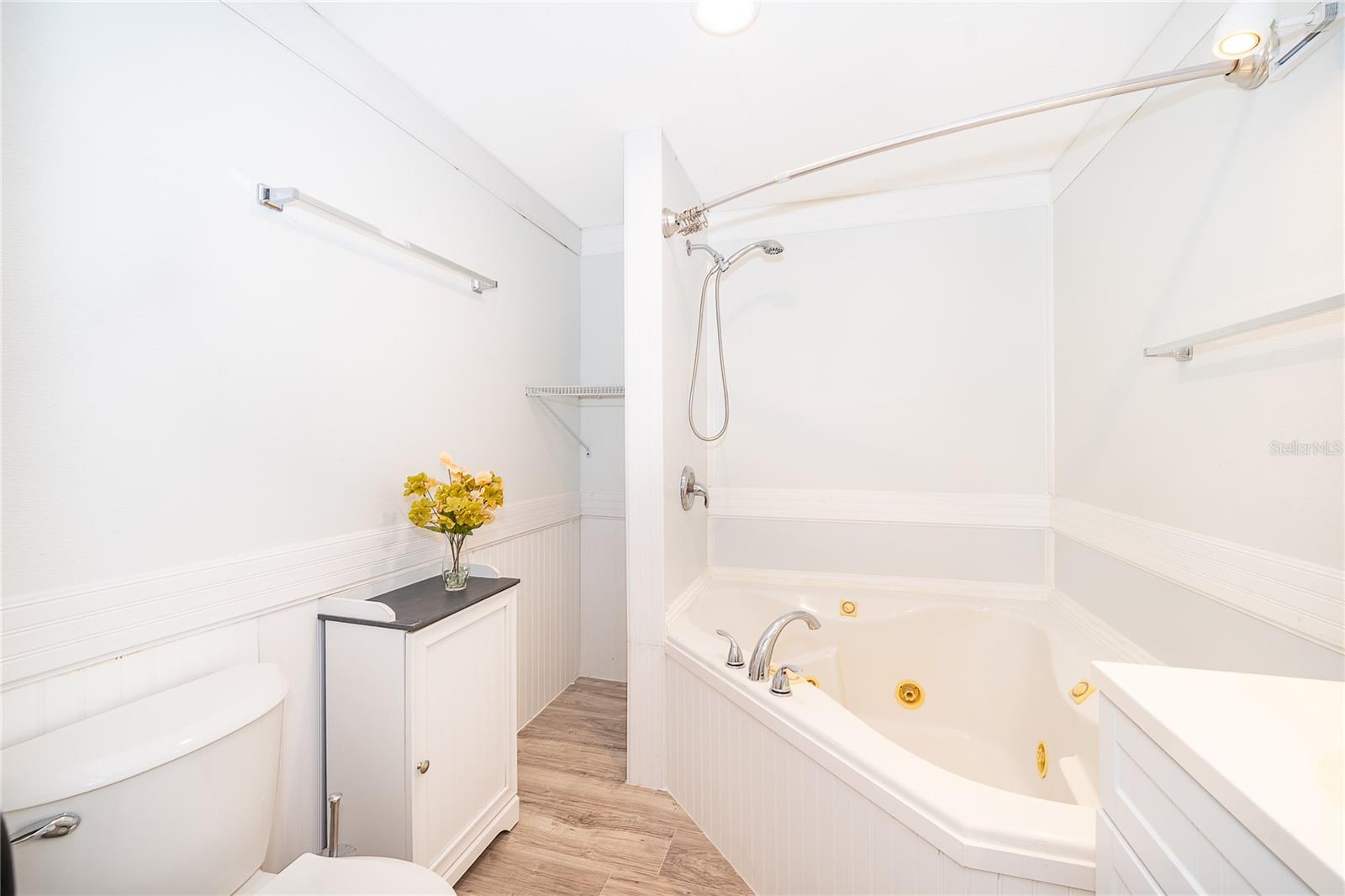 Image 11 of 20 For 29 Maplehurst Avenue