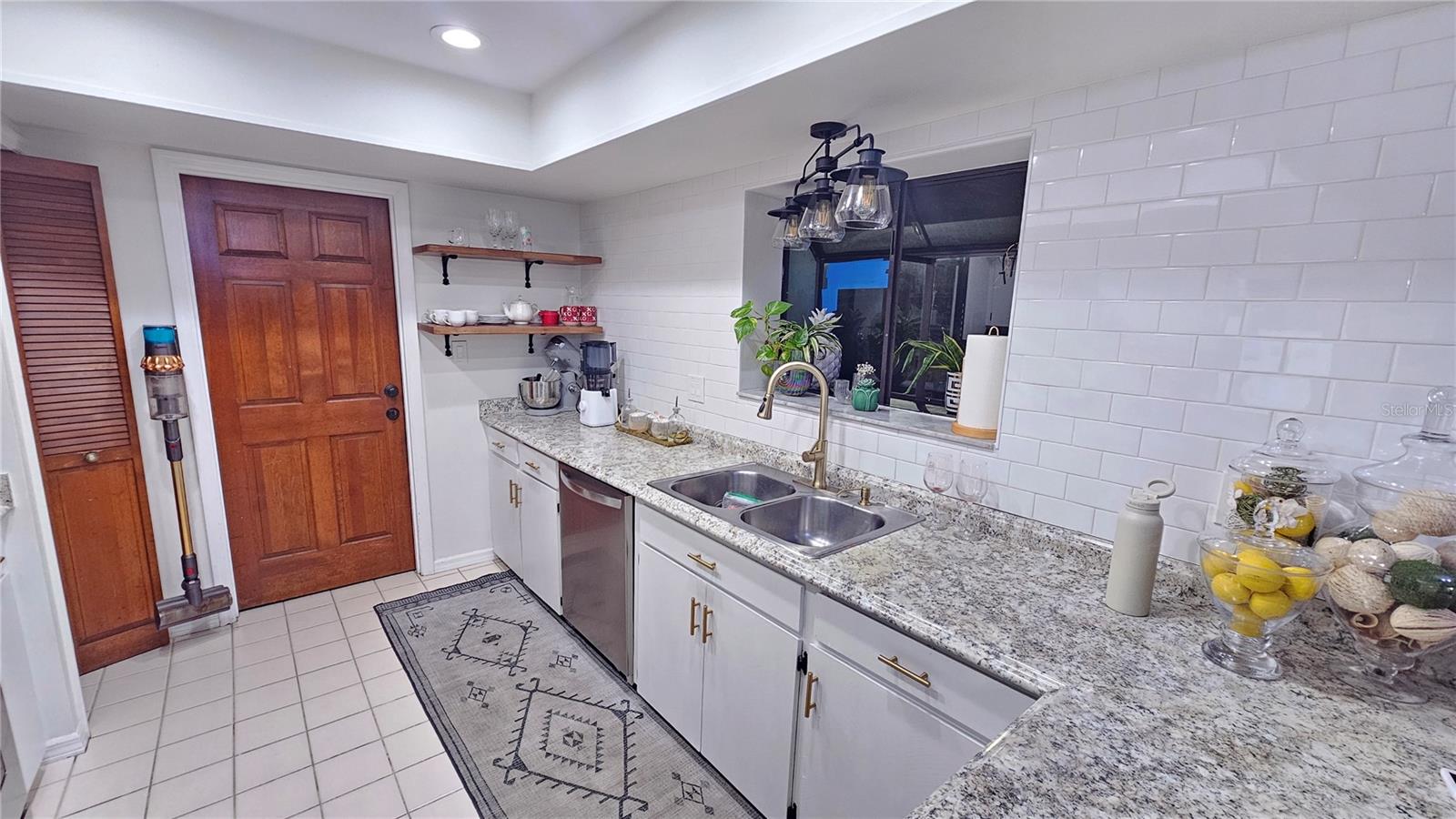 Listing photo id 4 for 1521 Heron Wood Place