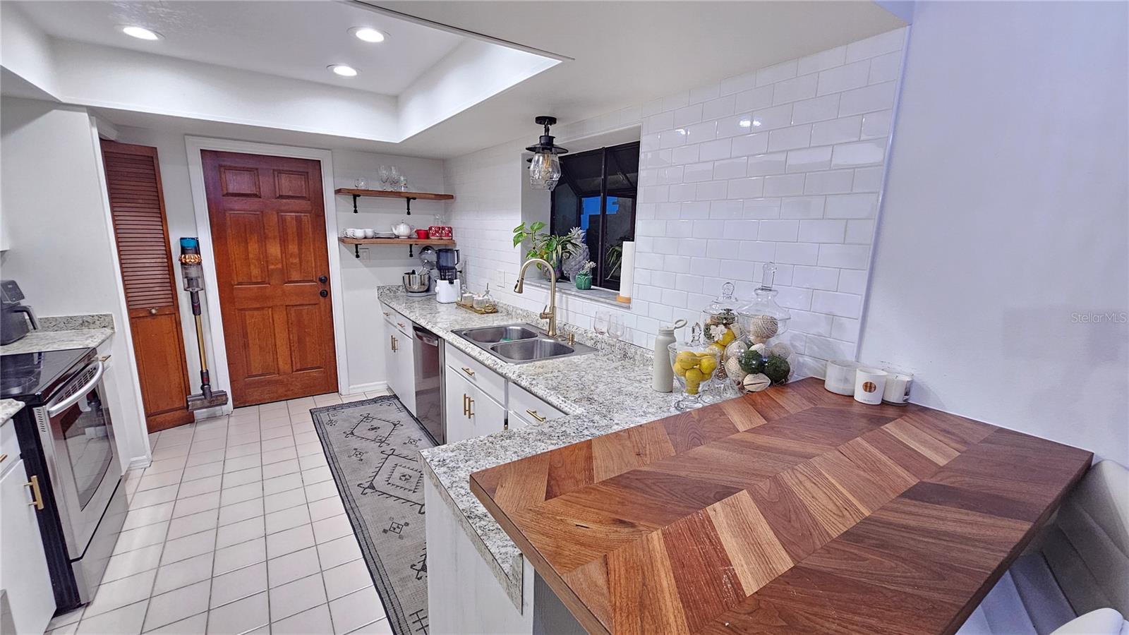 Listing photo id 6 for 1521 Heron Wood Place