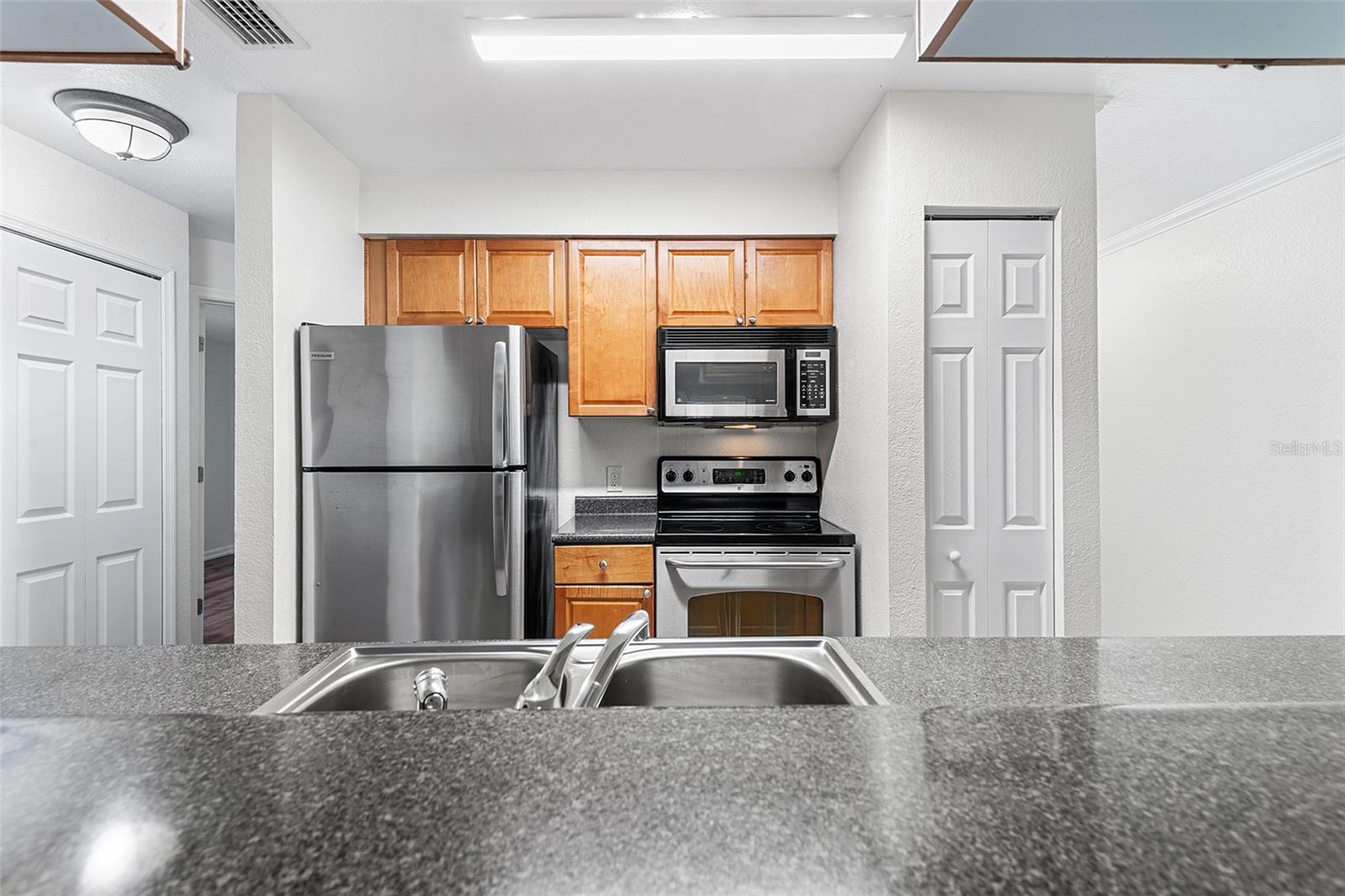 Image 6 of 12 For 12293 Sailwinds Drive 207