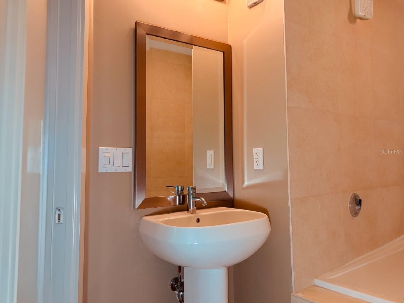 Image 20 of 40 For 260 Osceola Avenue 1005