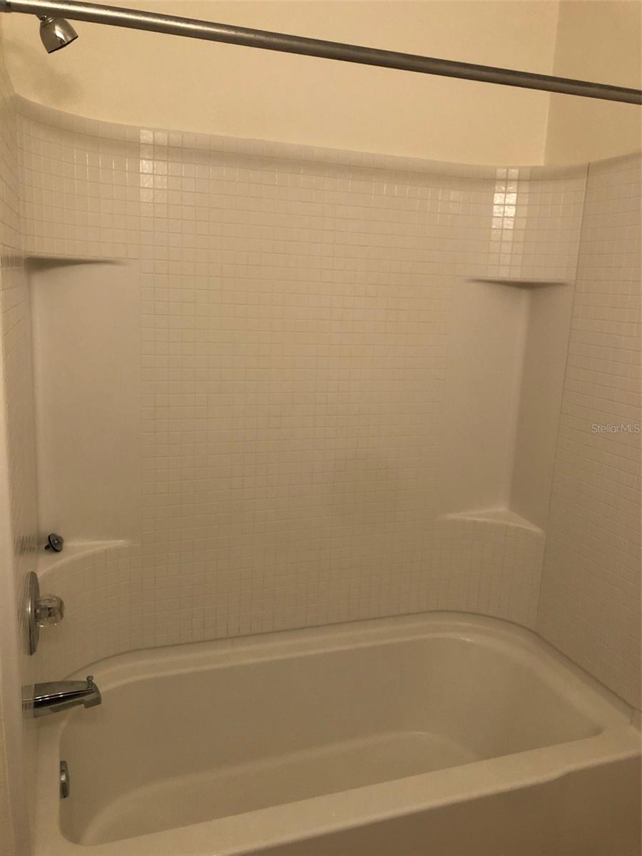 Image 21 of 37 For 1646 Scarlet Oak Loop 58c