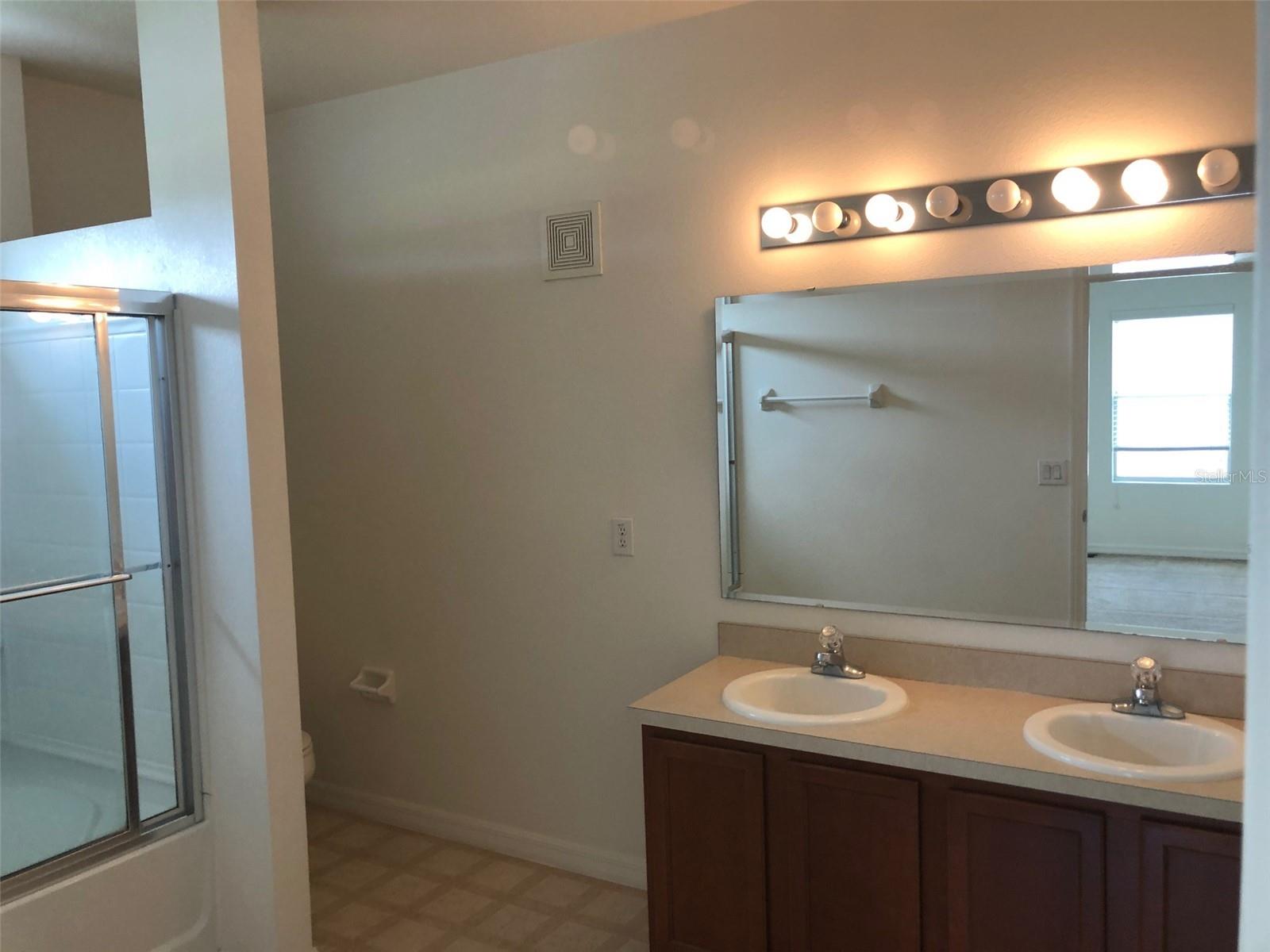 Image 28 of 37 For 1646 Scarlet Oak Loop 58c