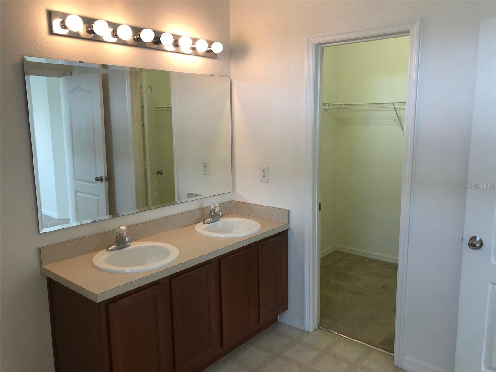 Image 29 of 37 For 1646 Scarlet Oak Loop 58c