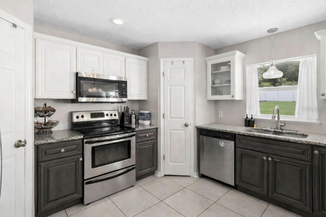 Image 12 of 43 For 1643 Ridgemoor Drive