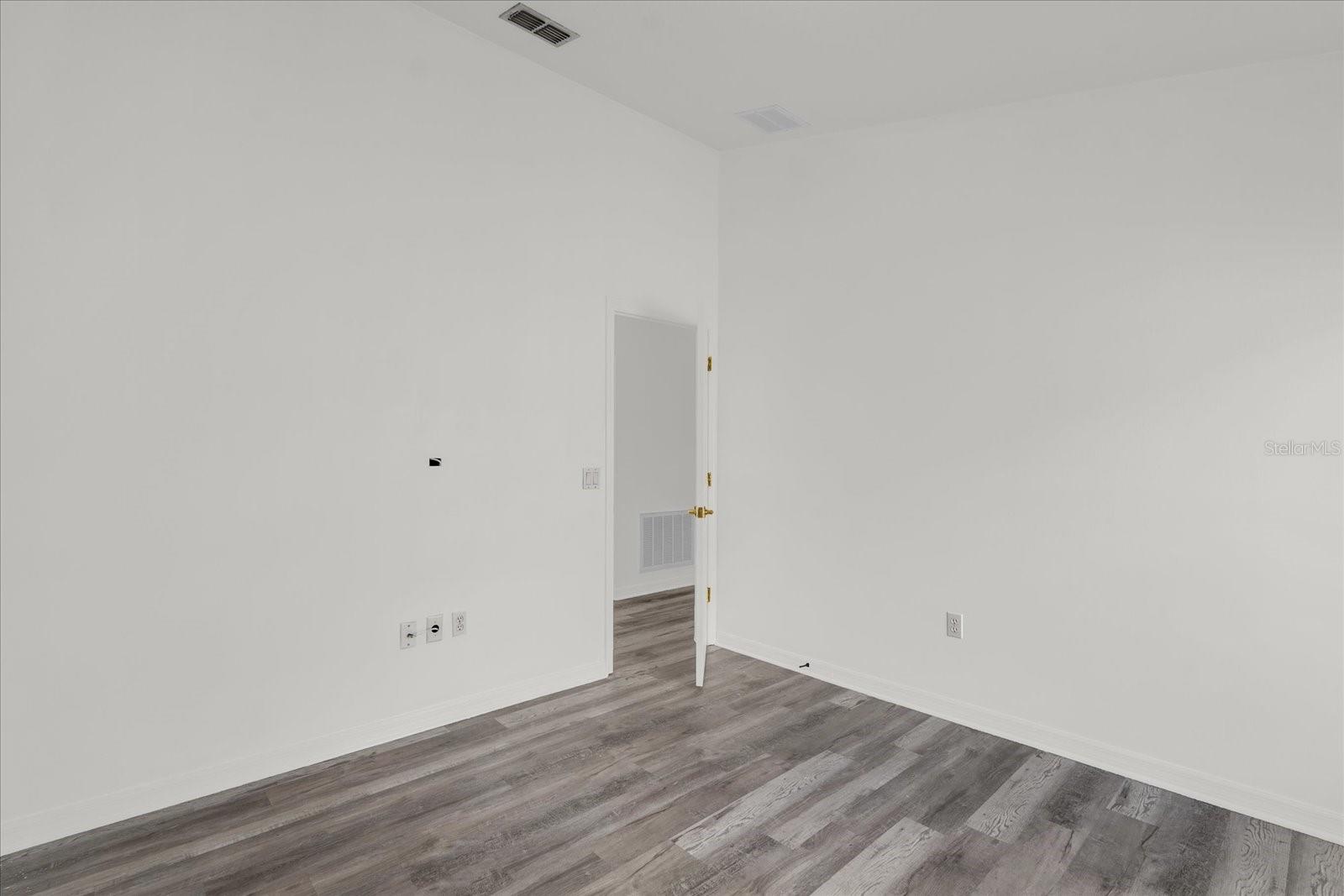 Image 19 of 29 For 726 Kildrummy Drive