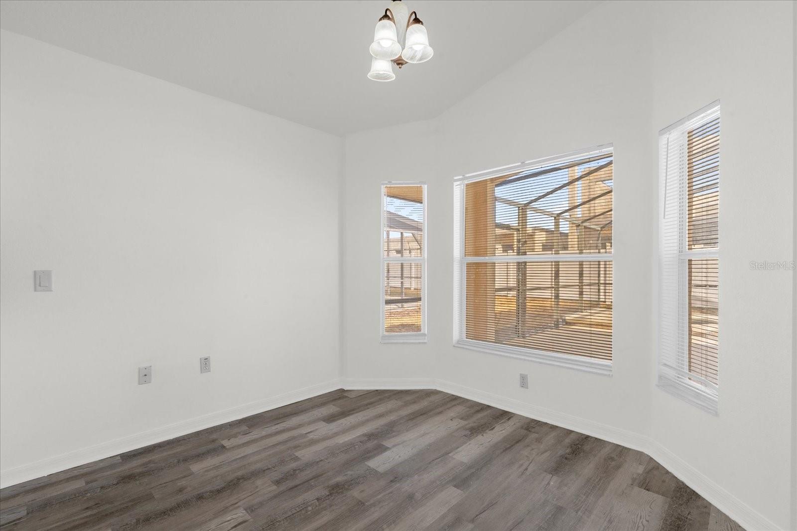 Image 7 of 29 For 726 Kildrummy Drive