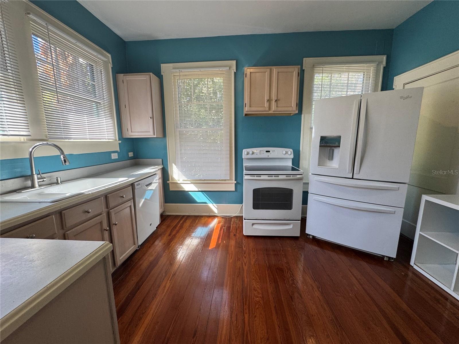 Image 18 of 47 For 120 Thornton Avenue