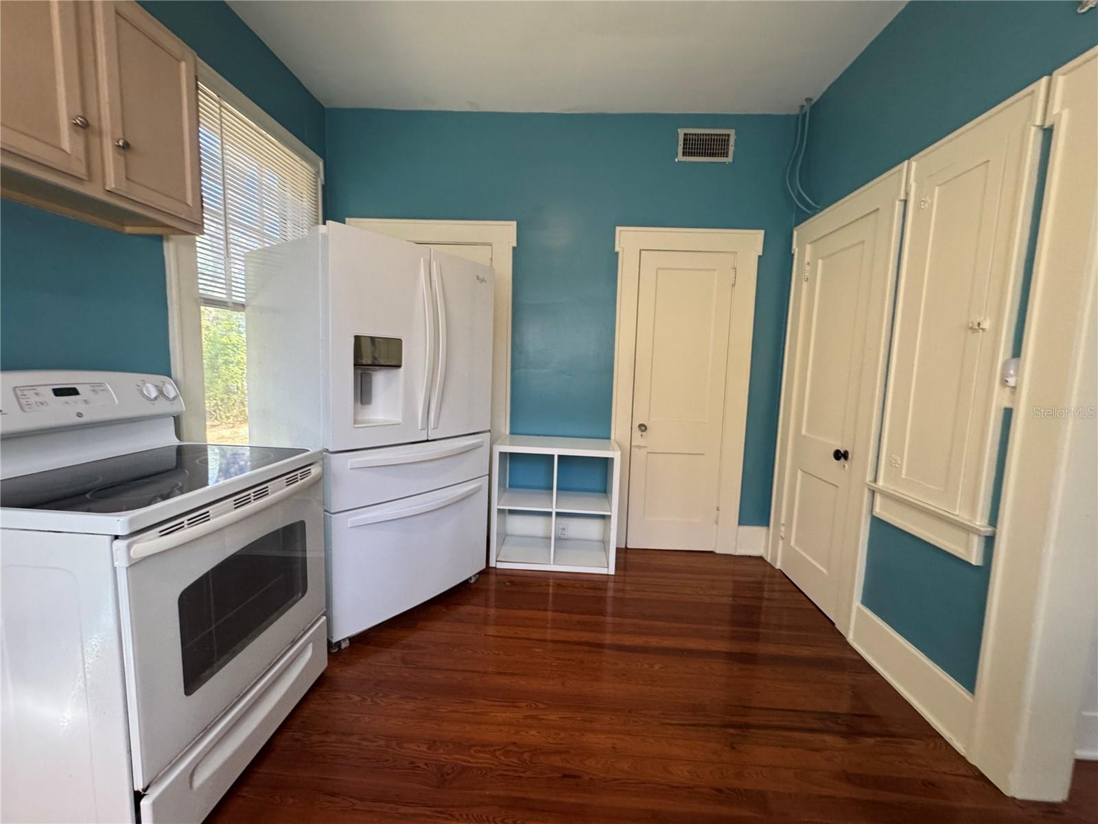 Image 20 of 47 For 120 Thornton Avenue