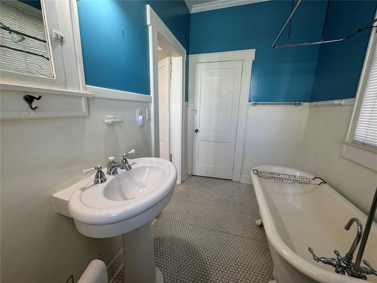 Image 32 of 47 For 120 Thornton Avenue